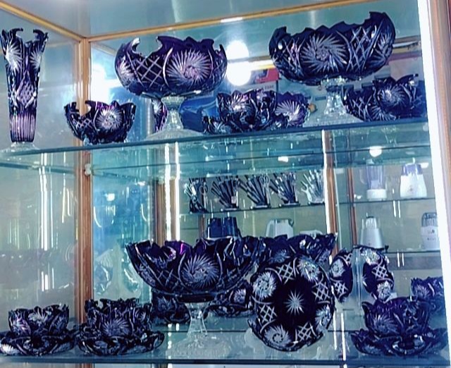 سرویس بلور چک رنگ شرابی اصل تراش خورده لب طرح دار۱۶ پارچه